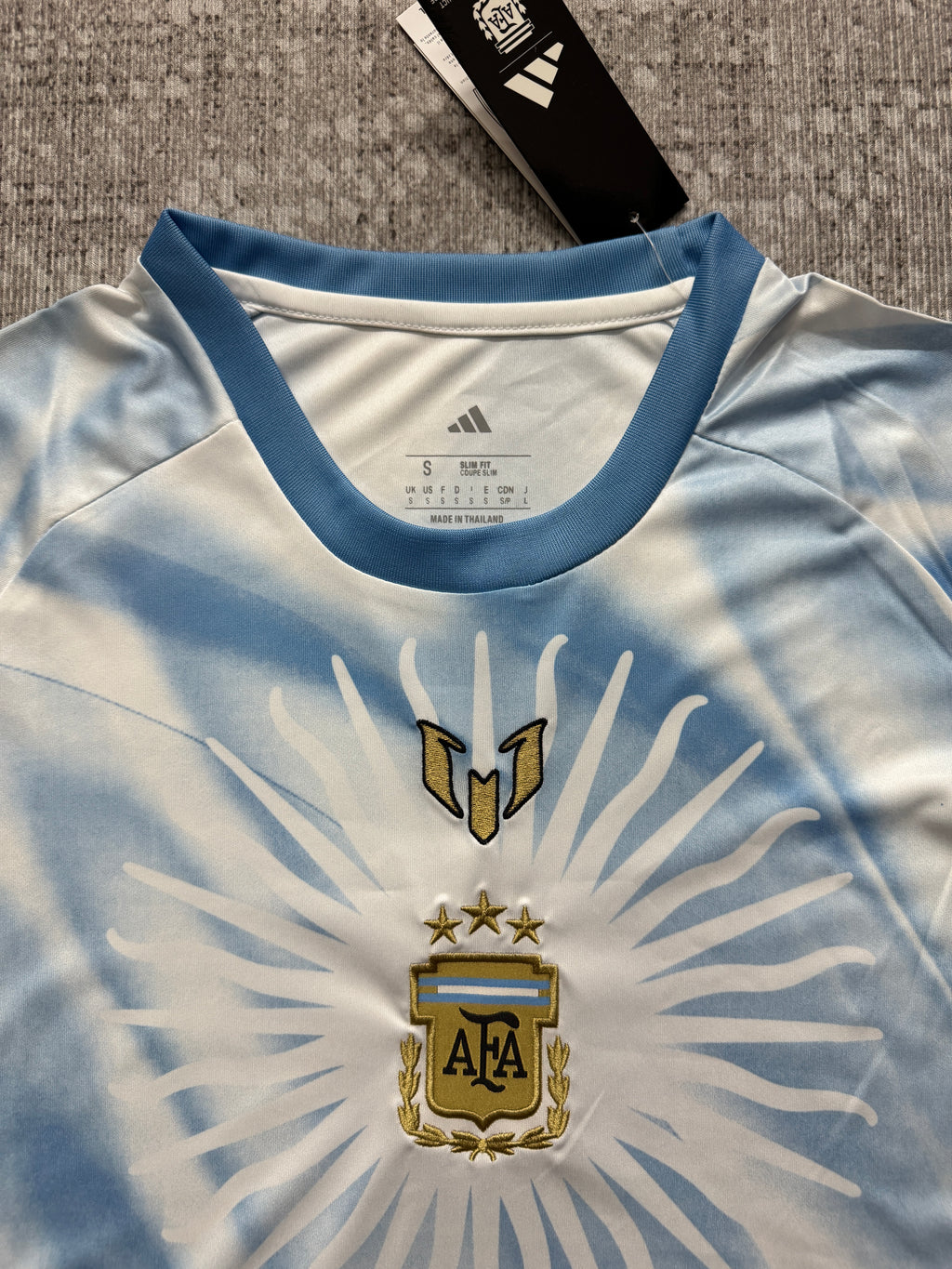 Maillot Argentine femme blanc et bleu — détail du col et des motifs