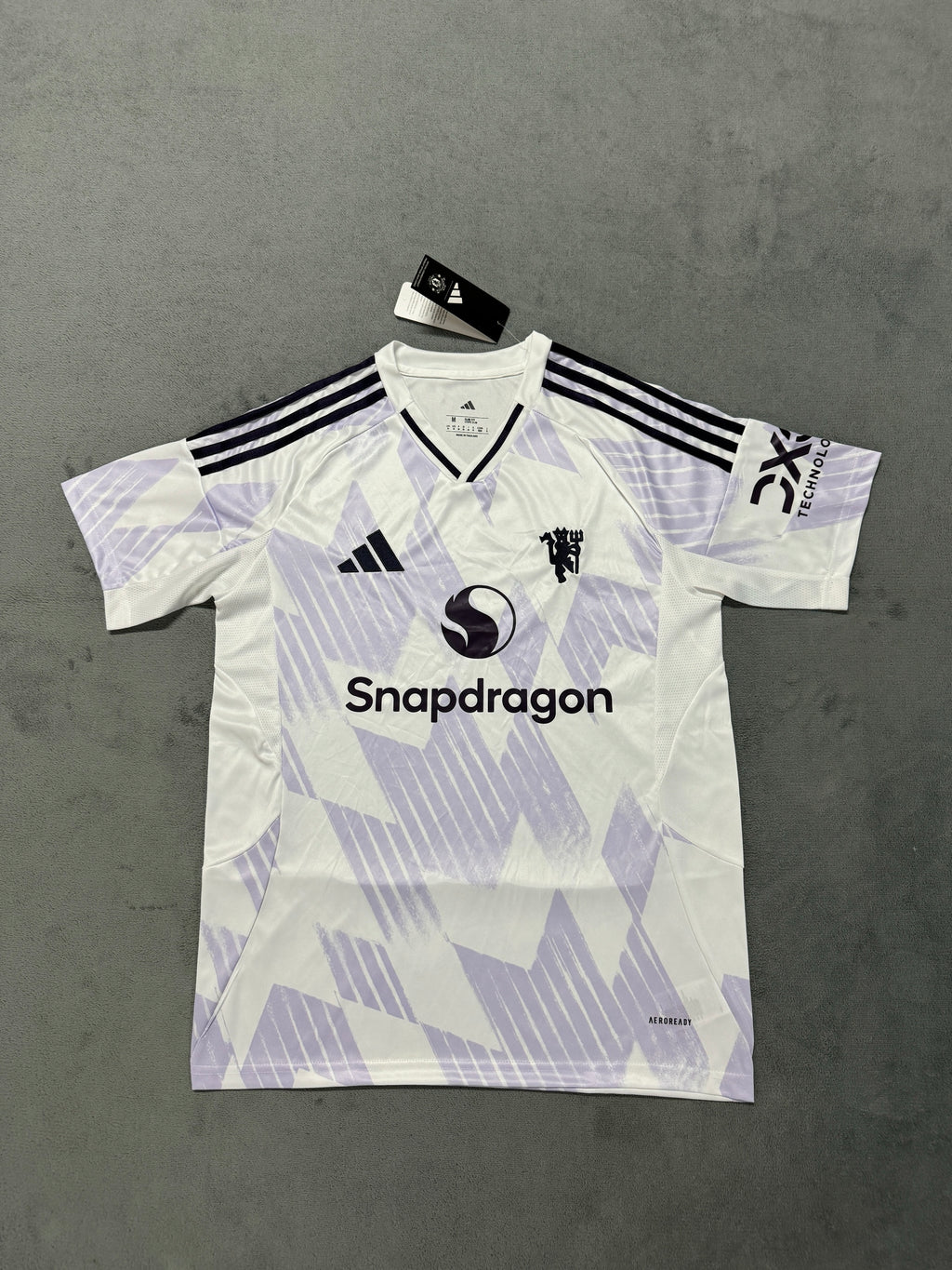 Manchester United 2025/26 White and Lilac Away Shirt — Fan Version — photo 2