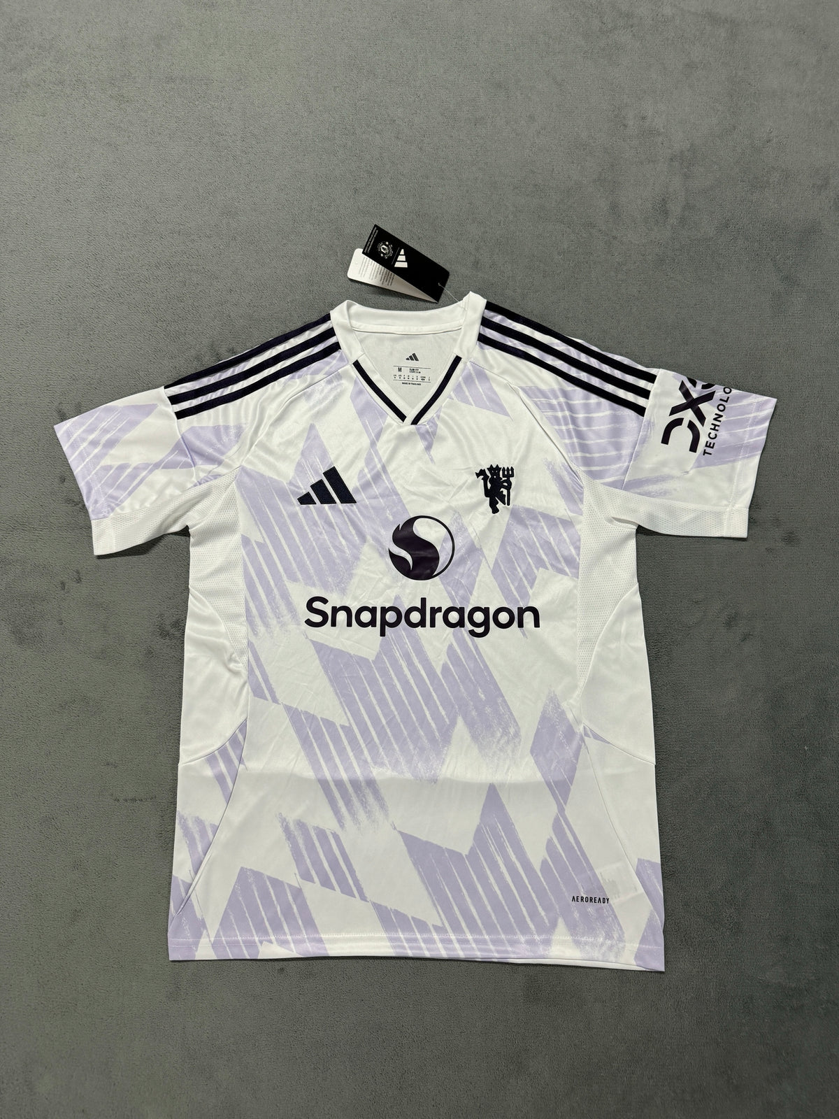 Manchester United 2025/26 White and Lilac Away Shirt — Fan Version — photo 2