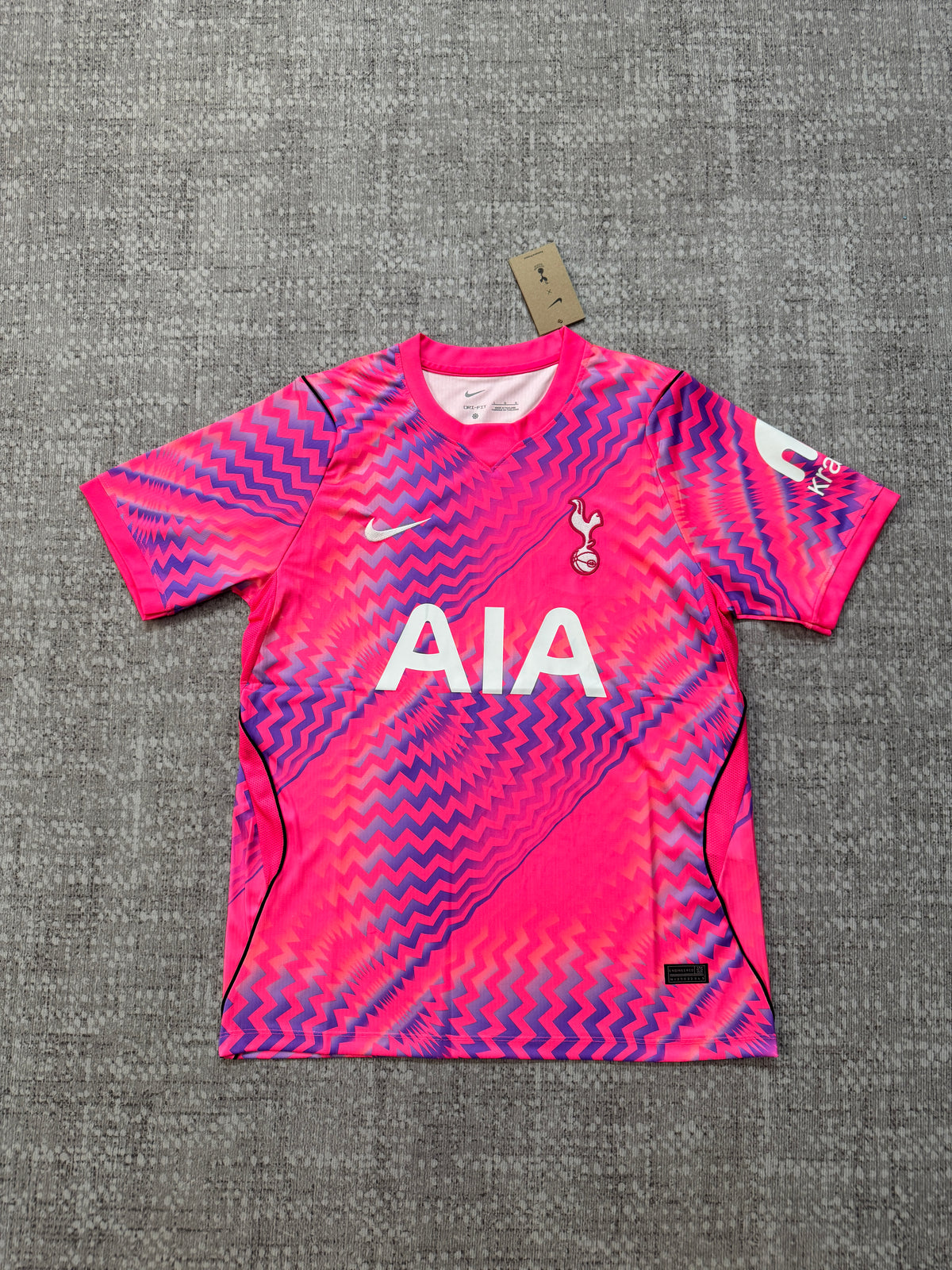 Tottenham Hotspur 2026/27 Pink Goalkeeper Shirt — Fan Version — photo 1