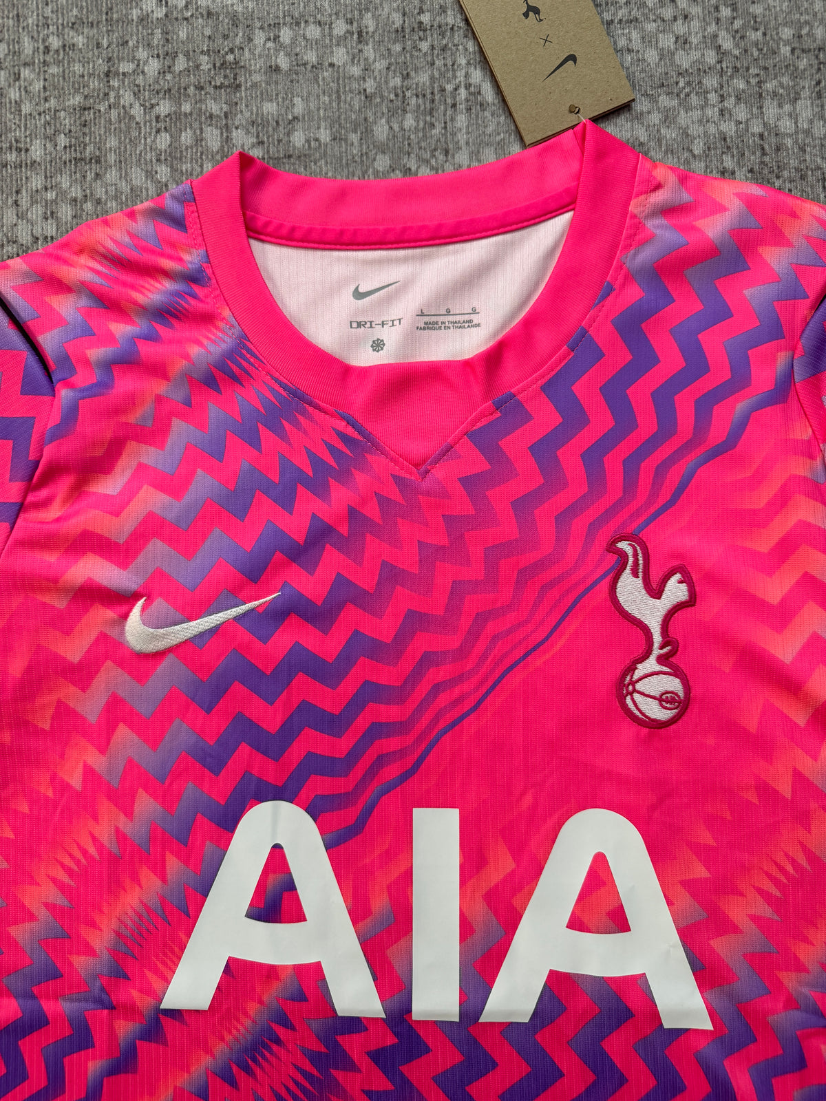 Tottenham Hotspur 2026/27 Pink Goalkeeper Shirt — Fan Version — photo 3